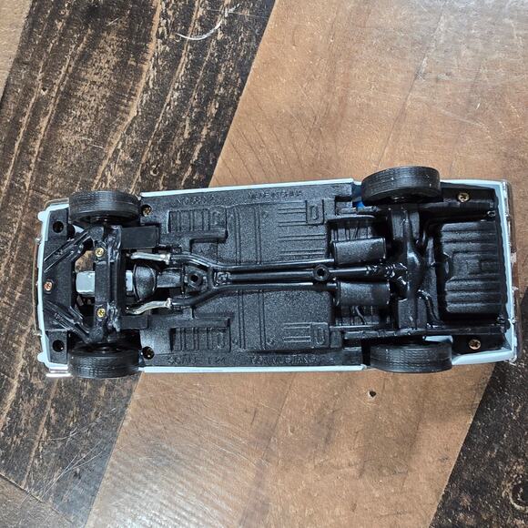 1964 Ford Mustang Convertible 1:24 Scale Diecast Car - Picture 9 of 9